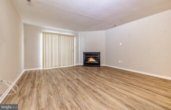 32 Buena Ct in Washington Township, NJ - Building Photo - Building Photo