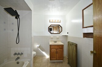 2110 West St, Unit 2nd Floor, in Munhall, PA - Foto de edificio - Building Photo