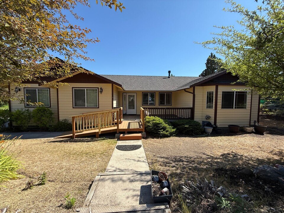 63363 NE Brightwater Dr in Bend, OR - Building Photo