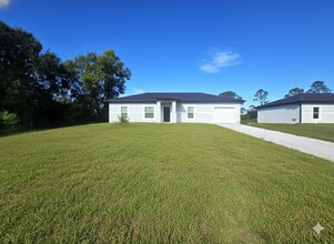 324 Mangonia Ave in Lehigh Acres, FL - Building Photo - Building Photo