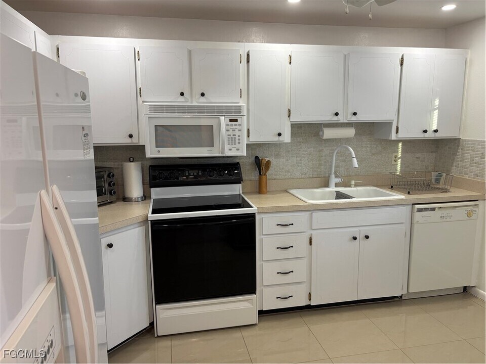 8730 Rose Ct in Ft. Myers, FL - Building Photo