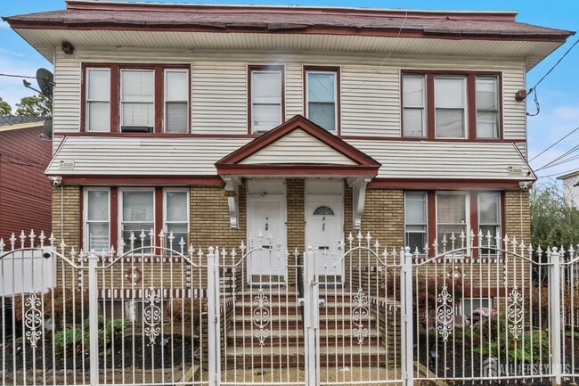 213 Maple Ave