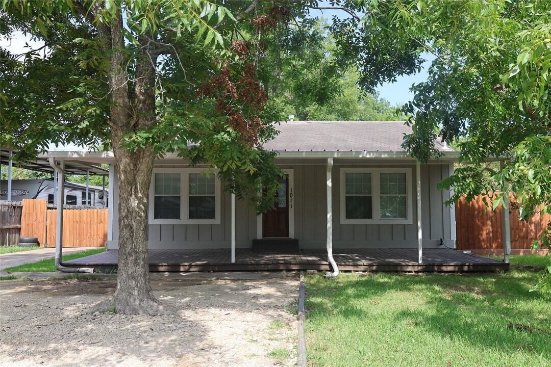 1011 Randall St in Pasadena, TX - Building Photo
