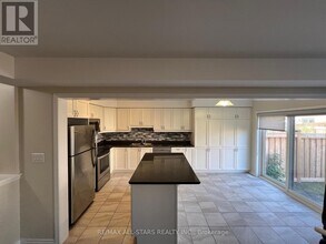 12 Westfield Dr in Whitby, ON - Building Photo - Building Photo