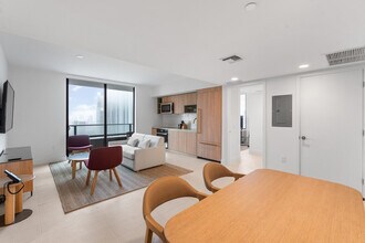 125 NE 6th St in Miami, FL - Building Photo - Building Photo