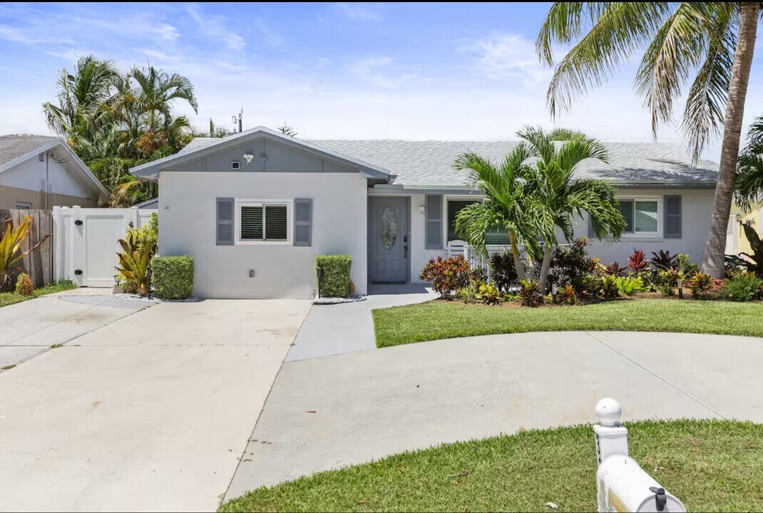 337 Balsam St in Palm Beach Gardens, FL - Building Photo