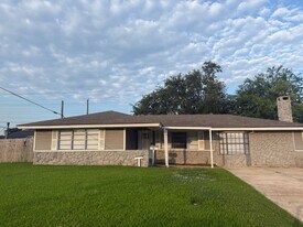 832 S 15th St in Nederland, TX - Building Photo