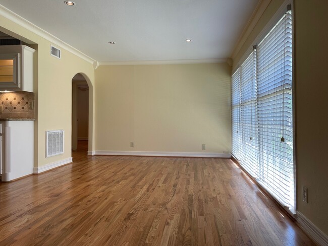 property at 1750 Wroxton Ct