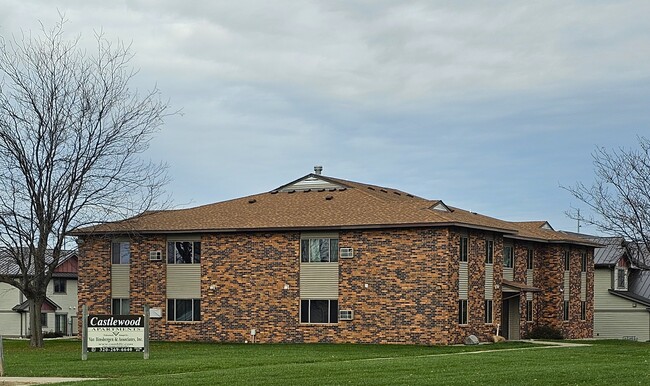 Castlewood Knolls Apartments in Worthington, MN - Building Photo - Building Photo