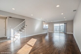 736 Green Bay Rd in Winnetka, IL - Building Photo - Building Photo