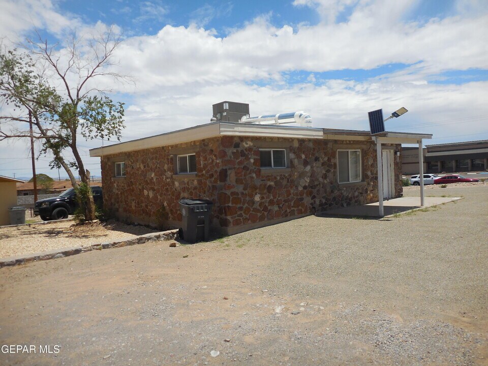 8314 Mercury St in El Paso, TX - Foto de edificio