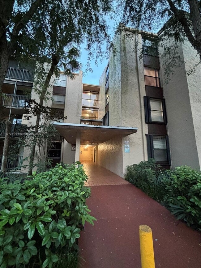 14321 N Kendall Dr in Miami, FL - Foto de edificio - Building Photo