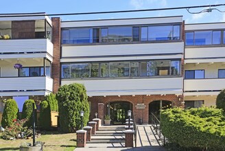 The Dorchester in White Rock, BC - Building Photo - Building Photo