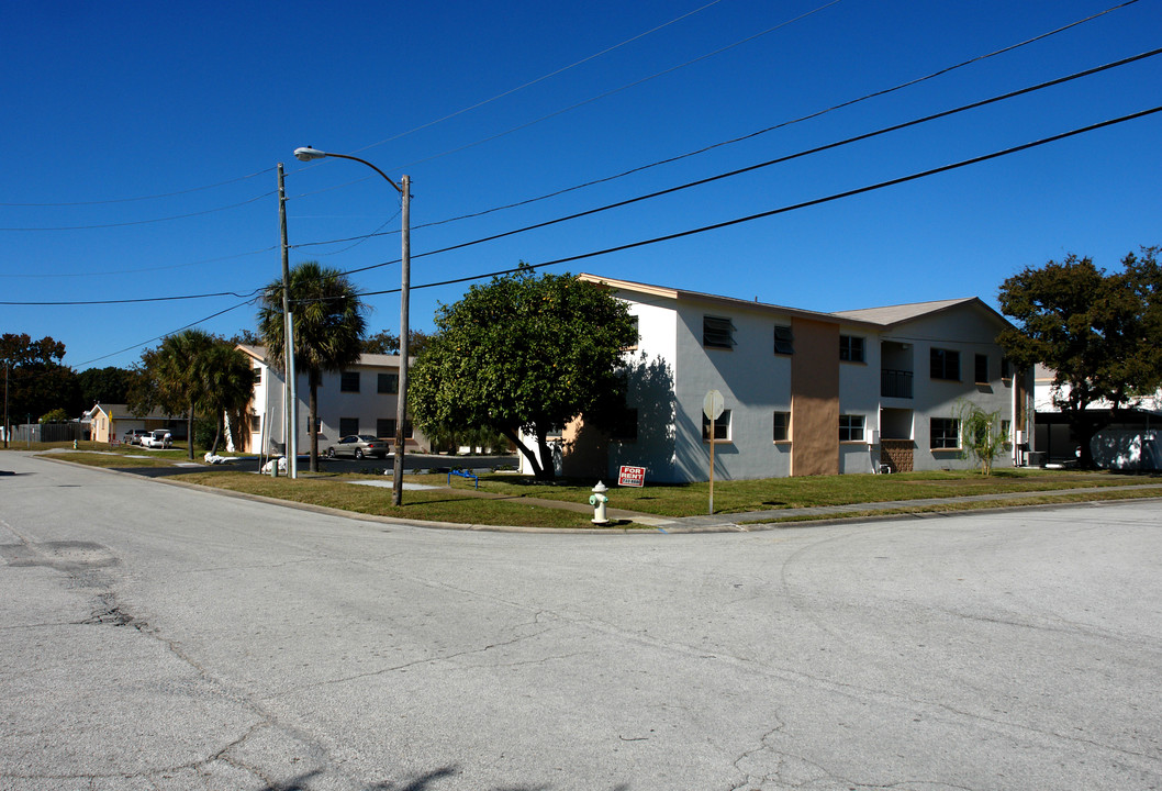 Saratoga in St. Petersburg, FL - Foto de edificio