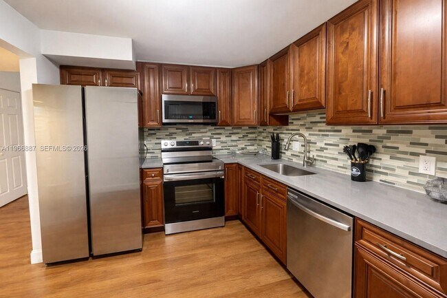 16571 Blatt Blvd in Weston, FL - Building Photo - Building Photo