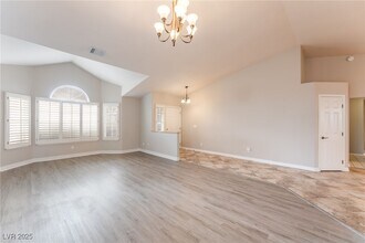 8220 Desert Beach Dr in Las Vegas, NV - Building Photo - Building Photo