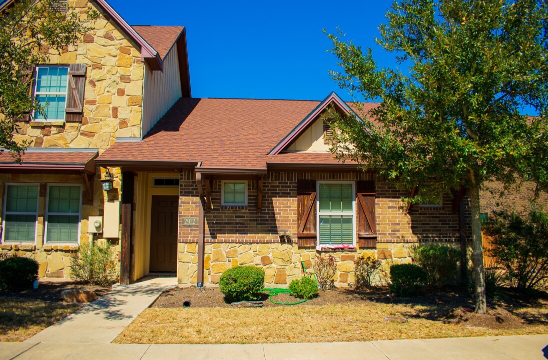 2912 Old Ironsides Dr in College Station, TX - Foto de edificio