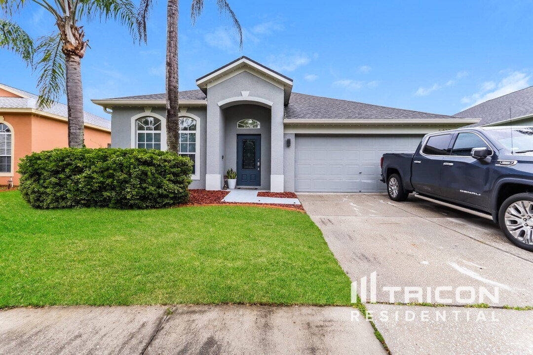 5423 Braddock Dr in Zephyrhills, FL - Building Photo