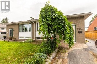 2424 Iris St in Ottawa, ON - Building Photo