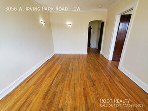 3056 W Irving Park Rd, Unit 1W in Chicago, IL - Building Photo - Building Photo