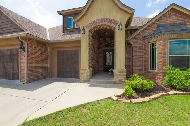 701 Lindsey Ln in Moore, OK - Foto de edificio - Building Photo