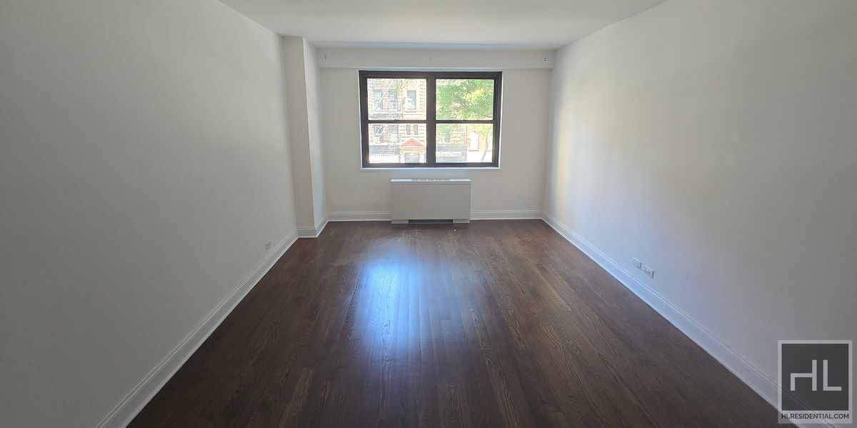 E 16 ST in New York, NY - Building Photo