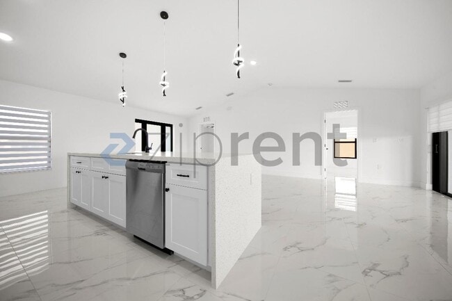 4117 NE 16th Ave in Cape Coral, FL - Foto de edificio - Building Photo