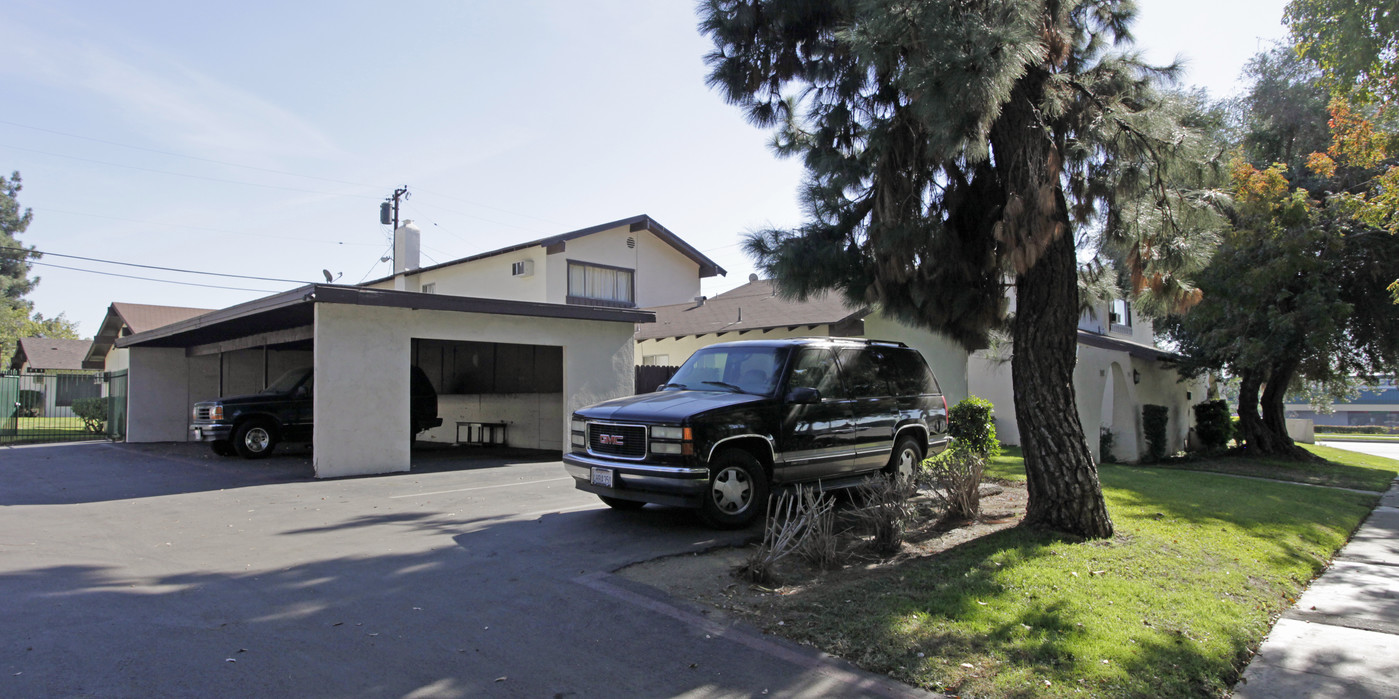 392-396 Spencer Ave in Upland, CA - Building Photo