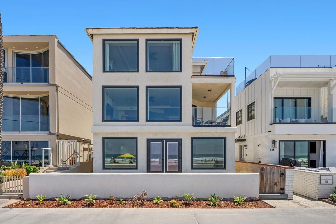 3687 Ocean Front Walk in San Diego, CA - Building Photo