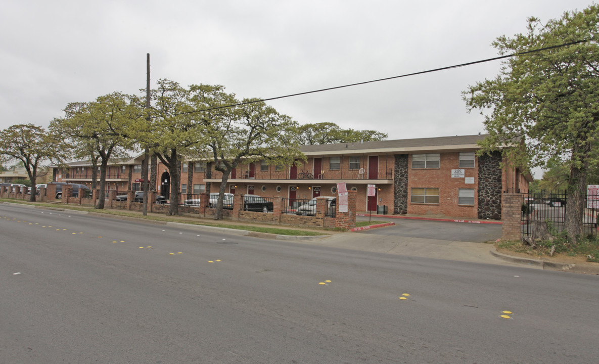 Handley Oaks Apartments in Fort Worth, TX - Building Photo