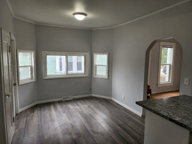 1215 E 12th St-Unit -Low in Davenport, IA - Foto de edificio - Building Photo