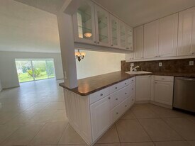 21 Abbey Ln in Delray Beach, FL - Building Photo
