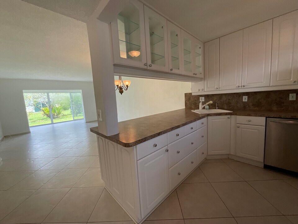 21 Abbey Ln in Delray Beach, FL - Building Photo