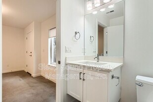 1030 N Ainsworth St in Portland, OR - Building Photo