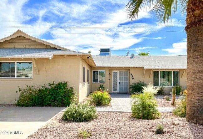 8449 E Crestwood Way in Scottsdale, AZ - Building Photo - Building Photo