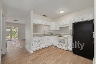 7120 Oakwood Dr in New Port Richey, FL - Building Photo - Building Photo