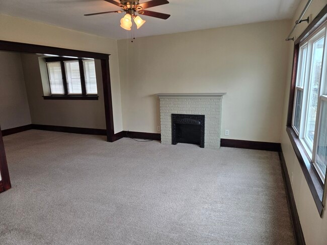 295 Crestwood Ave, Unit Upper