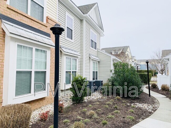 8263 Captains Way in Norfolk, VA - Building Photo - Building Photo