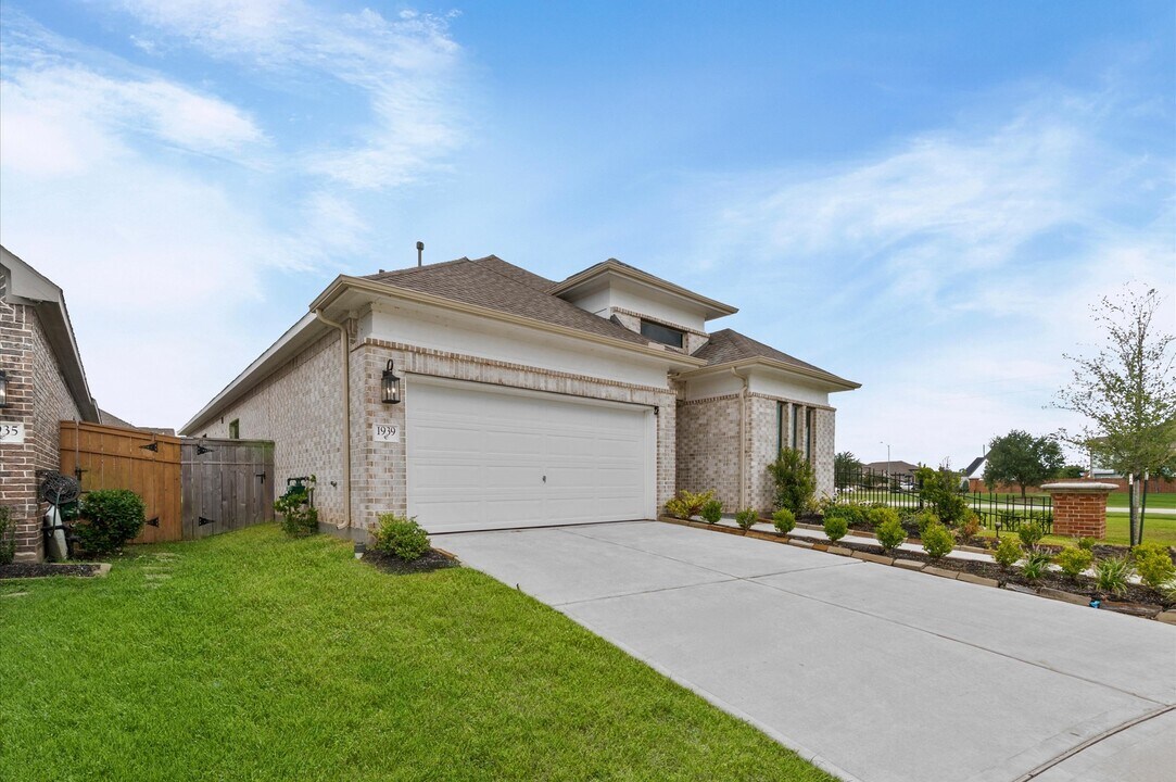 1939 Misty Field Dr in Missouri City, TX - Building Photo