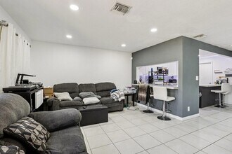5843 Woodlands Blvd in Tamarac, FL - Building Photo - Building Photo