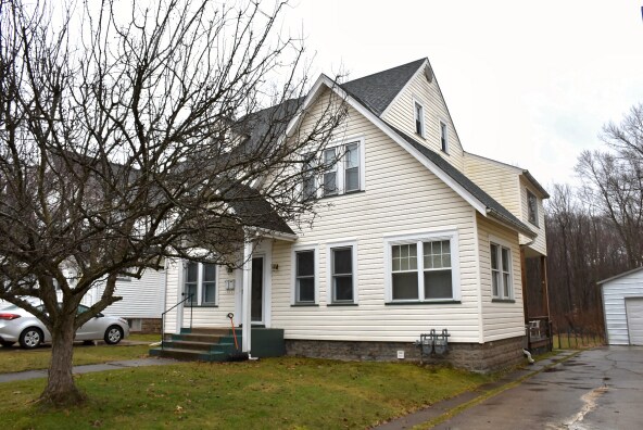 730 Pine St, Unit 730.5 Upstairs in Meadville, PA - Building Photo