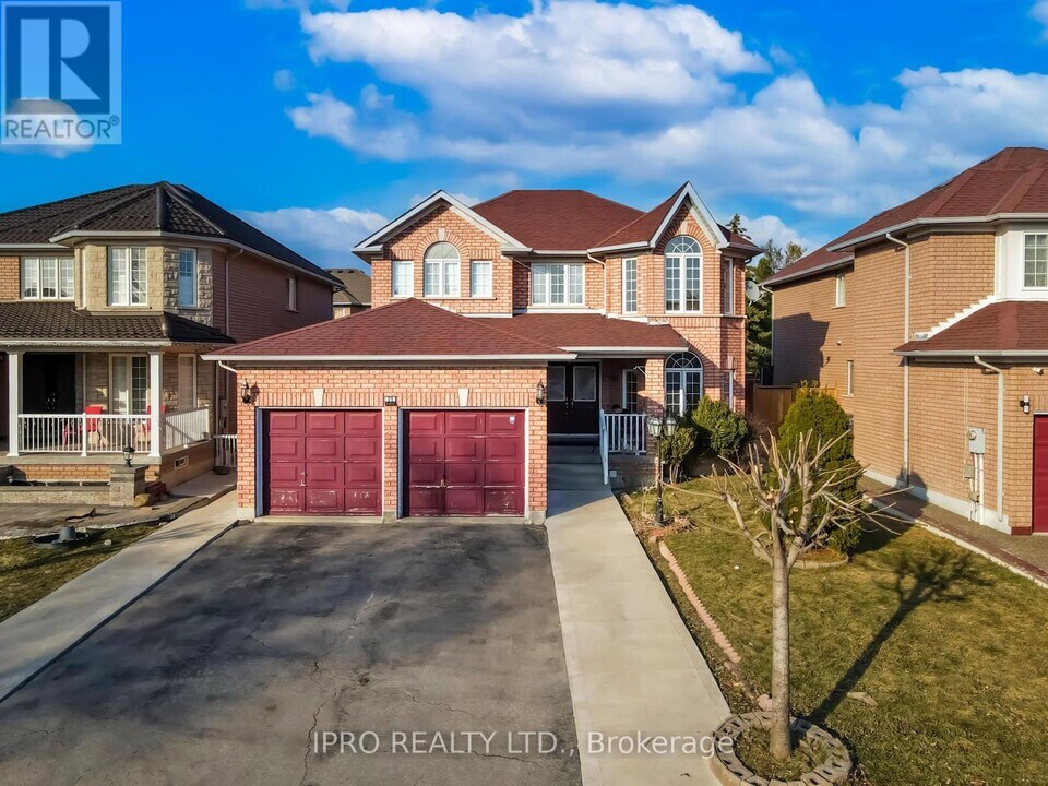 285 Fernforest Dr in Brampton, ON - Building Photo