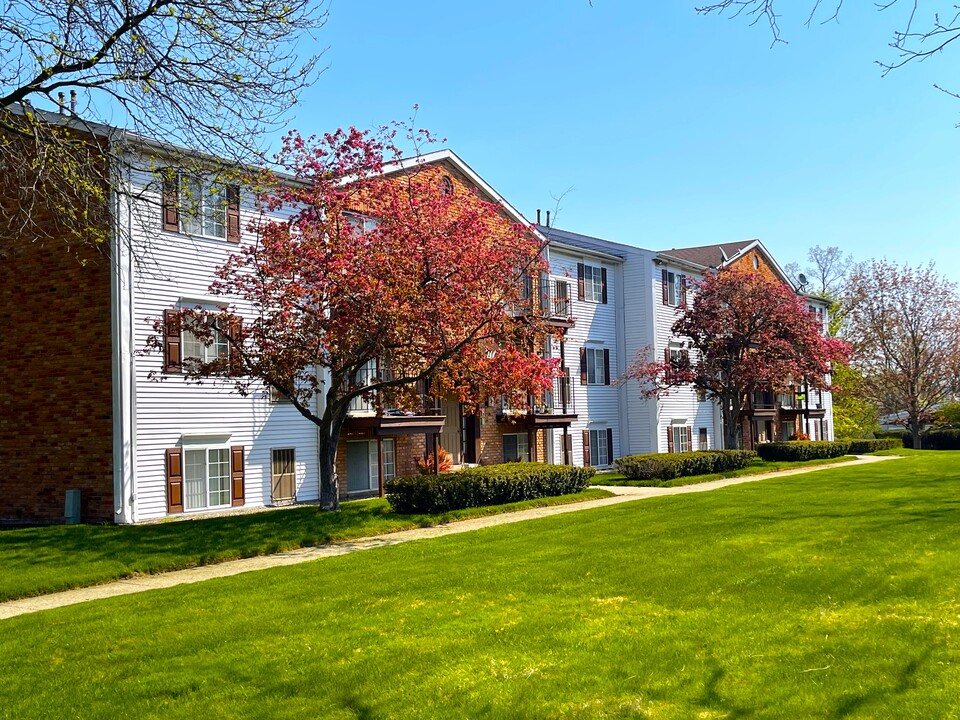 Walnut Creek Apartments in Farmington Hills, MI - Building Photo