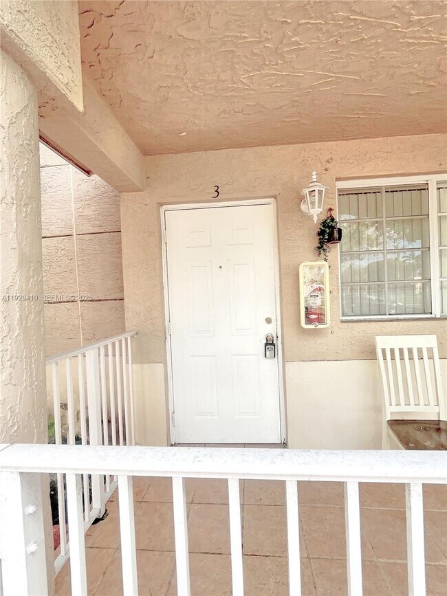 220 E 4th St in Hialeah, FL - Building Photo - Building Photo