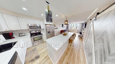 5855 Midnight Pass Rd in Siesta Key, FL - Foto de edificio - Building Photo