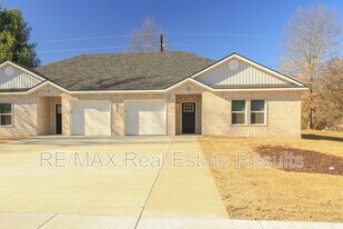 655 N Genevieve Ave in Fayetteville, AR - Building Photo