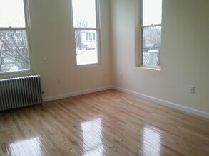 2121 43rd St, Unit 1st floor in Astoria, NY - Foto de edificio - Building Photo