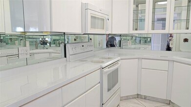 1980 S Ocean Dr, Unit 22A in Hallandale Beach, FL - Building Photo - Building Photo