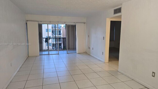 702 NW 87th Ave in Miami, FL - Building Photo - Building Photo