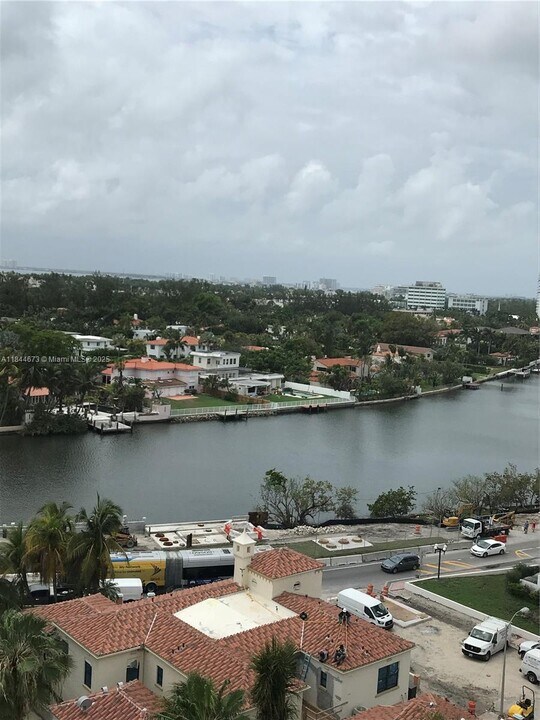 3100 Collins Ave in Miami, FL - Building Photo